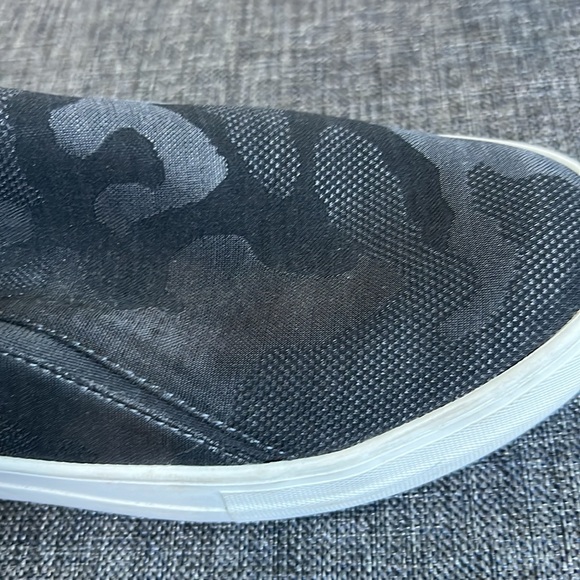 Vince Camuto slip on loafers black camo design with white soles size 8 - Picture 2 of 4
